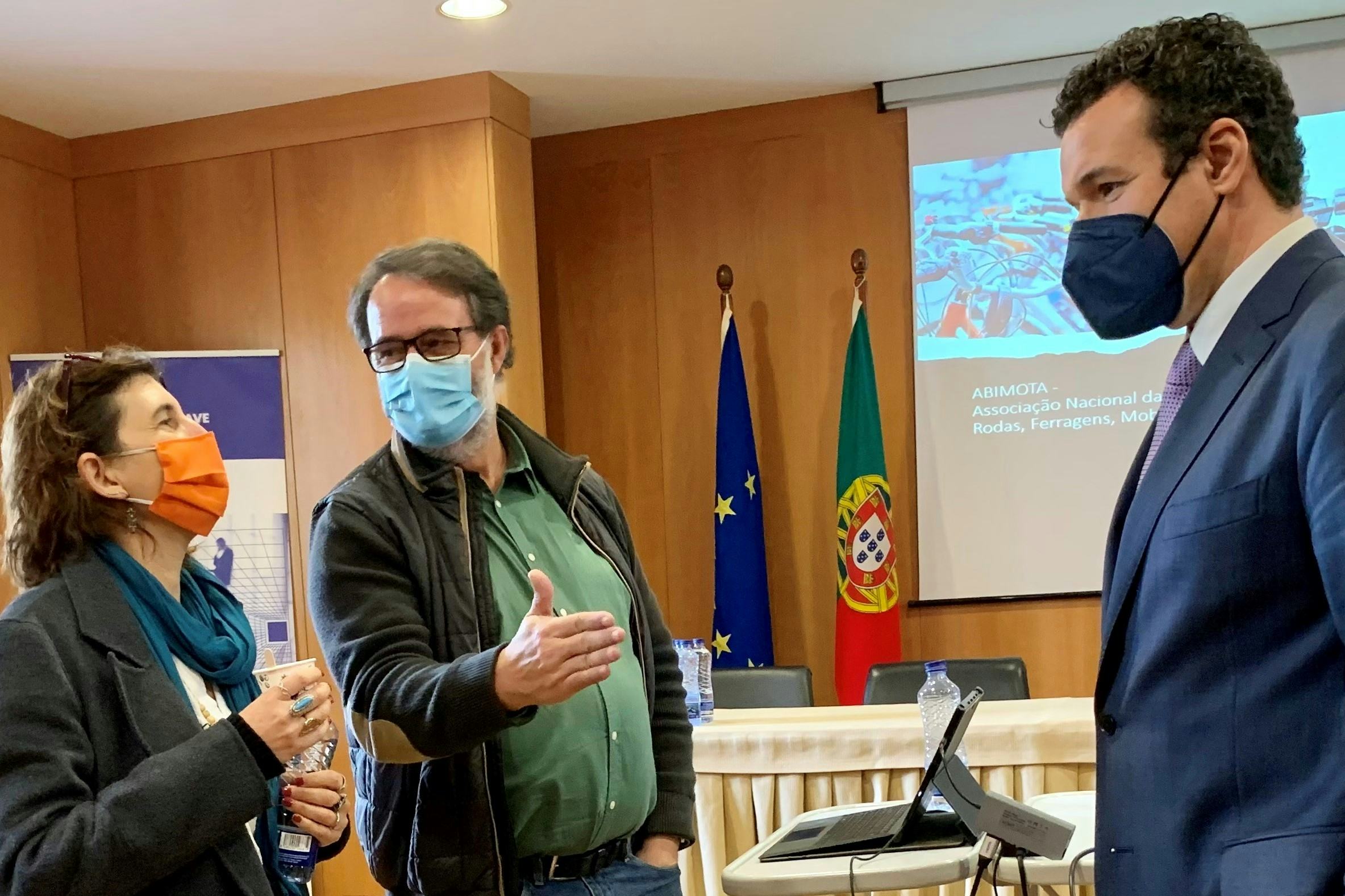 ABIMOTA Secretary General Gil Nadais (middle) welcomed ANI President Joana Mendonça (left) and ANI Director of Capacity Building for the National Innovation System Diogo Araújo. – Photo ABIMOTA