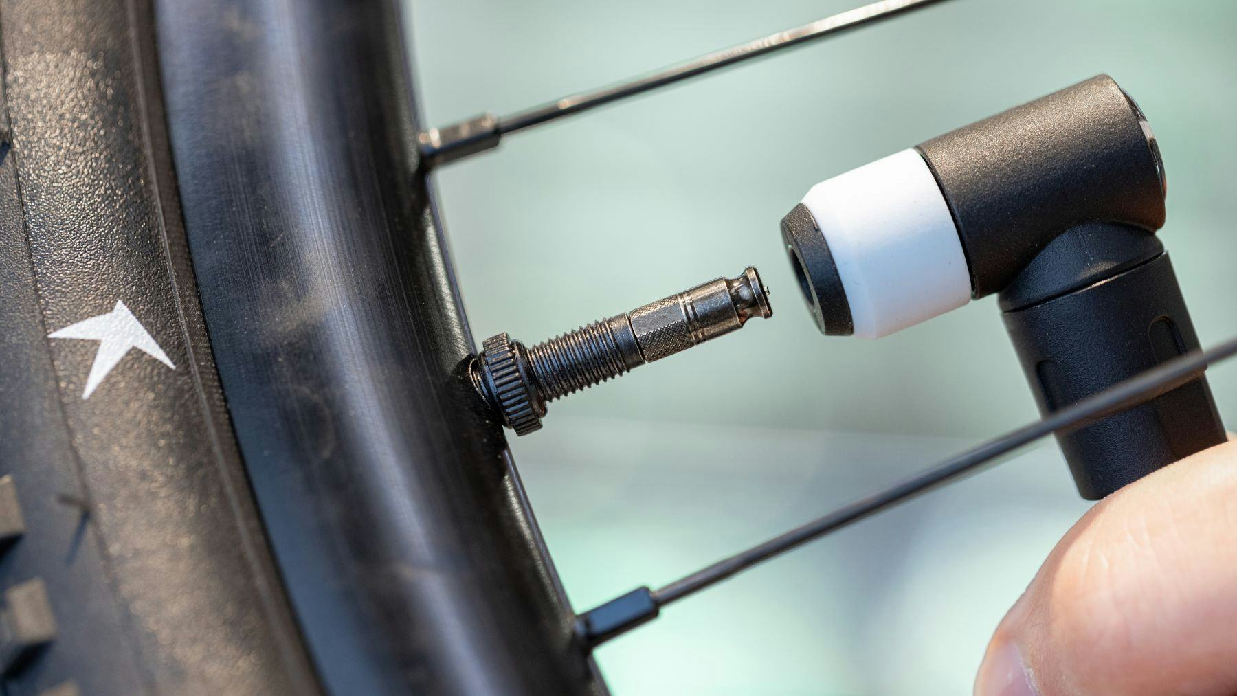 In contrast to Presta, Dunlop or Schrader valves Schwalbe claims the new Schwalbe Clik Valve, can be clicked onto the valve with little force and removed again after successful inflating. – Photo Schwalbe