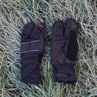 Pearl Izumi Amfib Lobster gloves